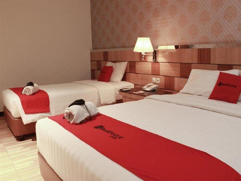 Reddoorz Premium Near Bandung Station Hotel Ngoại thất bức ảnh